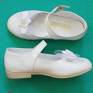 Girls white patent leather dress shoes, size 8